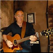 insegnante di chitarra acustica ed elettrica. generi Pop, blues e jazz